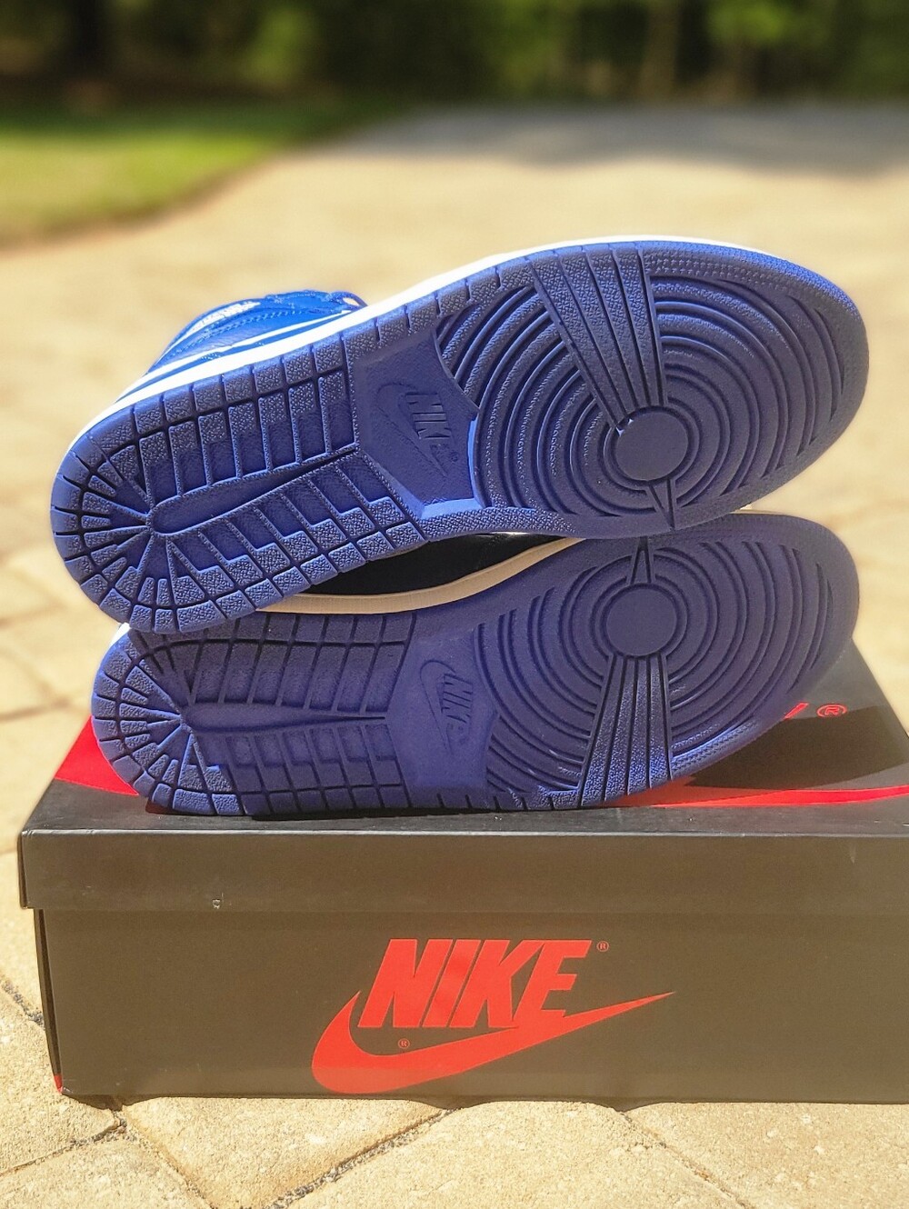 Jordan 1 High OG 'Hyper Royal' - Picture 6 of 8